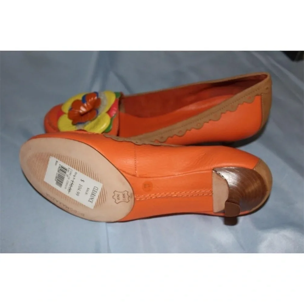 BCBGMAXAZRIA Womens Orange Kitten Heel‎ Pumps 3D Flower Applique Scallop Trim